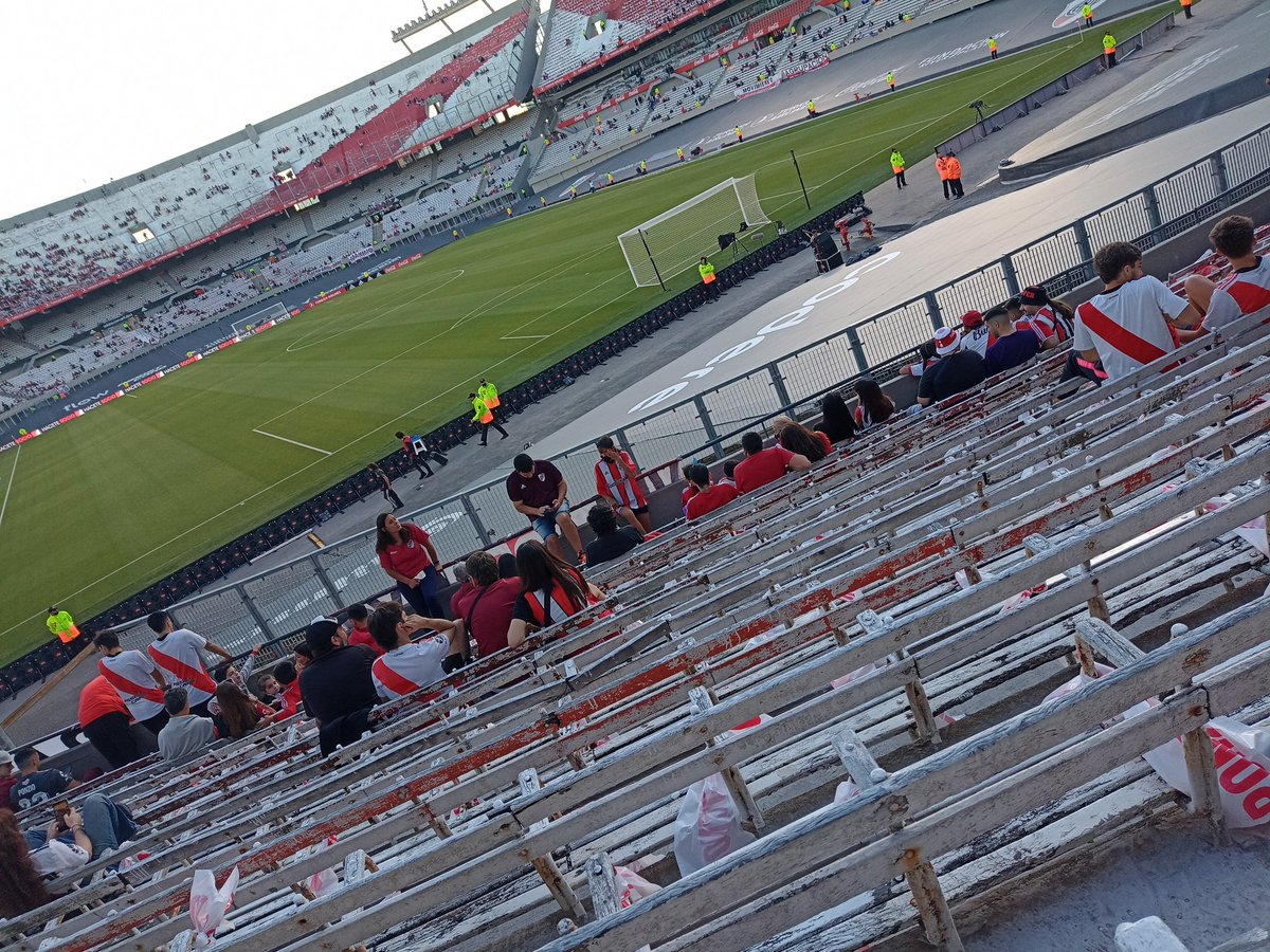DANCHOCARP_ok's tweet photo. Ya tempranito en el #Monunental 
#GraciasPonzio23 ⚪🔴⚪🐔 https://t.co/3VrzctEfEX