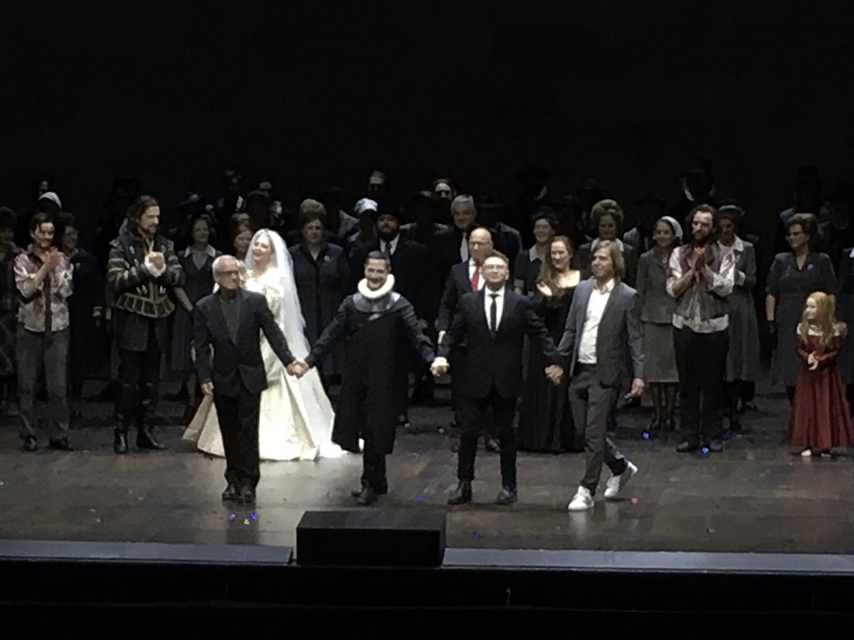 Big success 4 @DianaDamrau continuing belcanto trad @operzuerich as #AnnaBolena. Role debut brought new facets, strong esp in introvert moments, #KarineDeshayes& @lucapisaroni congenial partners in crime. @EnriqueMazzola bouncy&lucent, #DavidAlden went 4 timelessness&political 👀