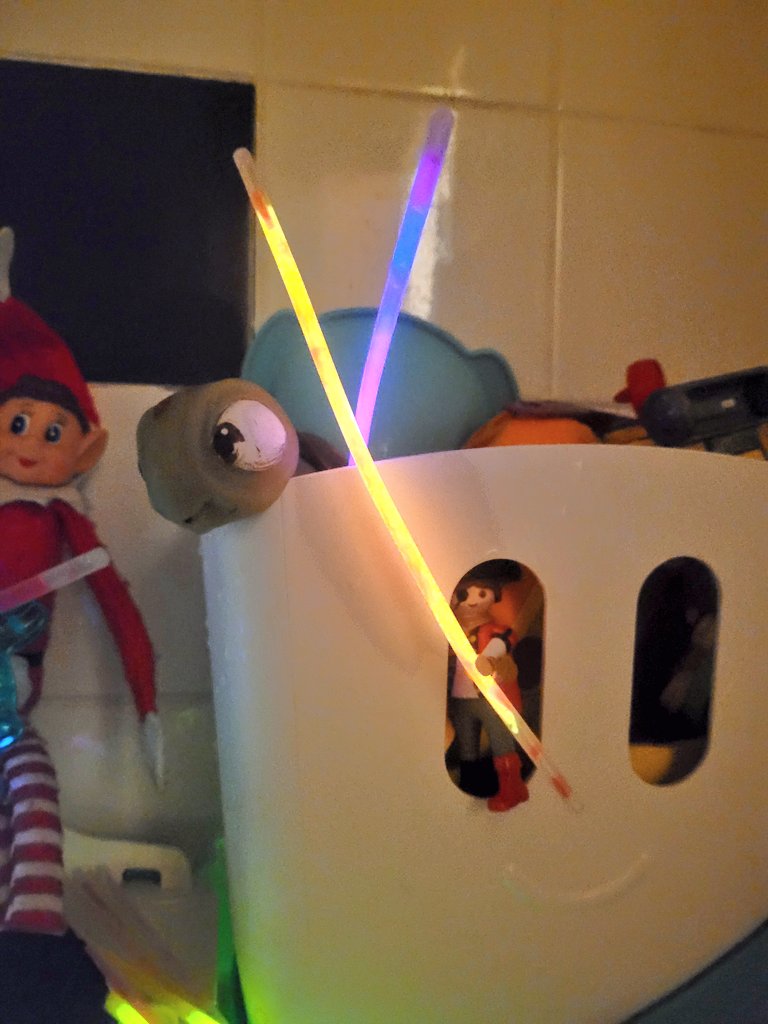Running2staysa1's tweet photo. Easy elf adventures... glow stick bath tomorrow bedtime. I am hoping they make themselves useful & clean the bathroom whilst they are in there. I mean they are magical right?! #elfontheshelf #glowsticks #bathtime #alwayshoping #greentoys #bathtoys https://t.co/ir94brtODr