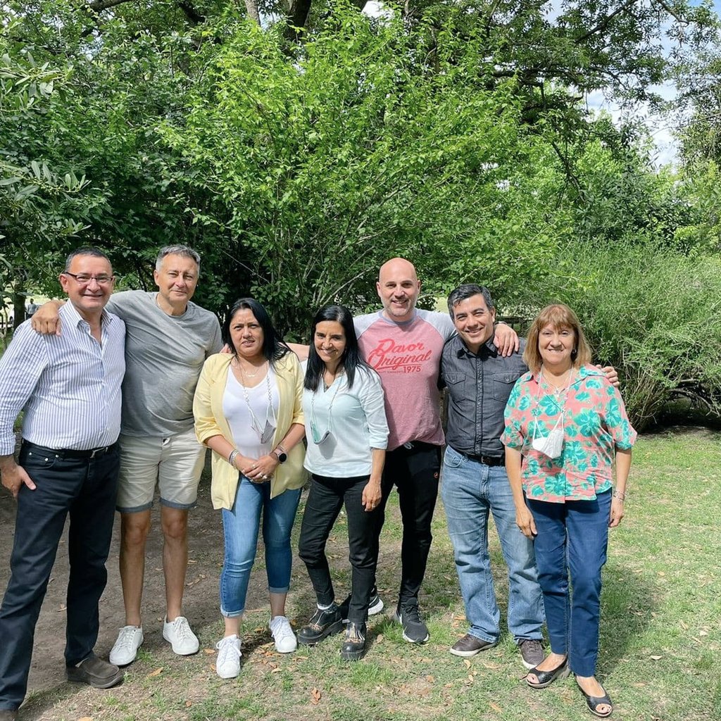 Silviaok16's tweet photo. Linda tarde de Sábado junto a Rolando Graña, Dr. Jorge Alarcon, Dr. Juan Pablo Godoy @viviamperroneOK @YaconisIsabel @madresdeldolor gracias Dr. Natalio Nicodemo por la invitación.
#ElGateado https://t.co/3dKVVCaQJY