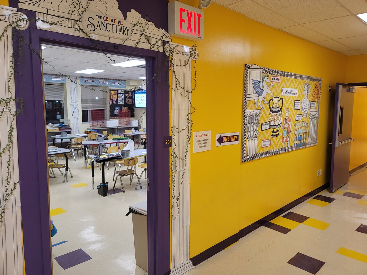 skywalksxo's tweet photo. Just so the world know... my classroom is fire 🔥 🇬🇷 #bulletinboard #deepspacesparkle https://t.co/c8LRZH422N