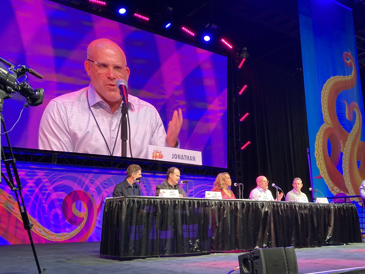 ThatHollywood's tweet photo. Love a crime show? #CSI Vegas is on the main stage NOW! #LAComicCon #LACC https://t.co/K8rTfqH8fY