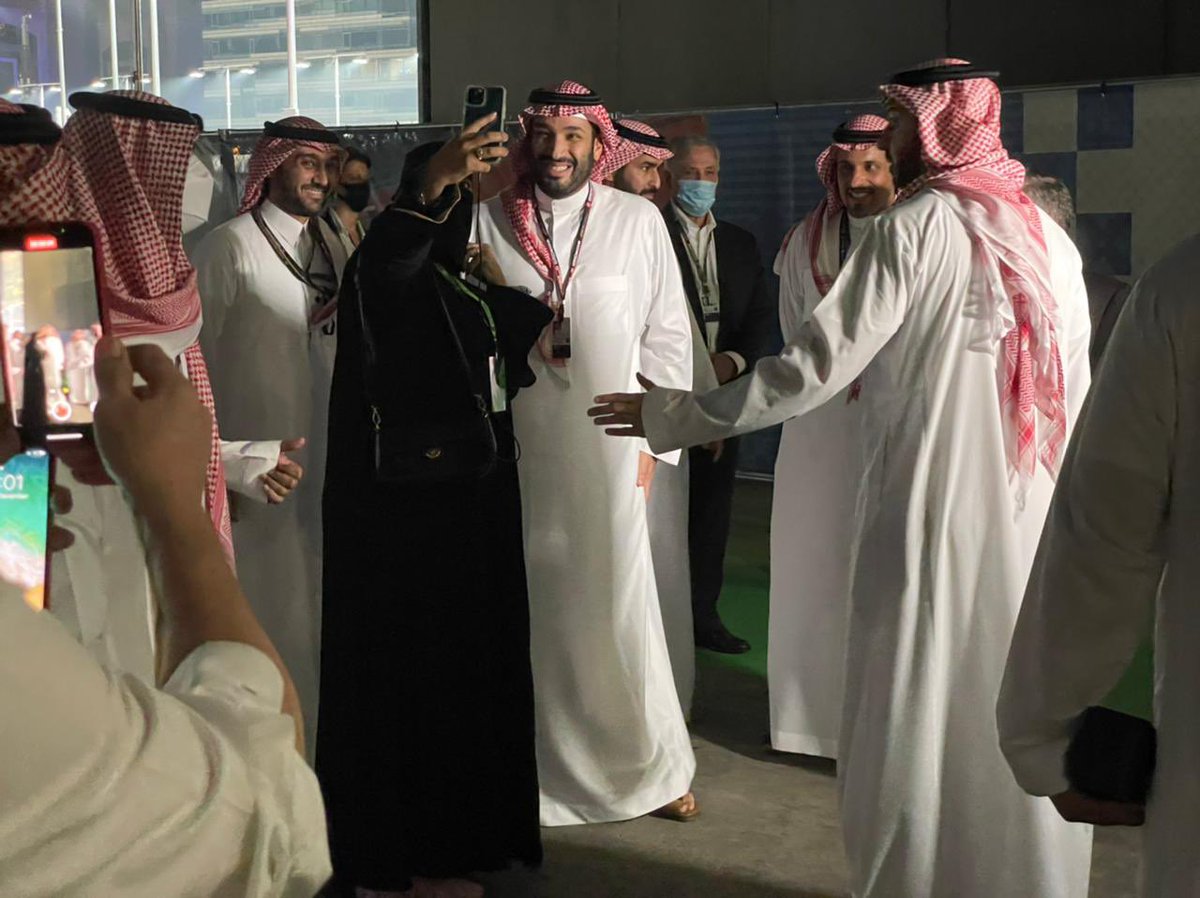 4s11111's tweet photo. افخم واجمل سلفي بالعالم مع ولي العهد محمد بن سلمان الله يحفظه ويطول بعمره 
في سباق الفورملا ١ في جدة ..

 #ولي_العهد  

https://t.co/9PN67FEW8P…

 #افخم_سيلفي_بالفورمولا1 https://t.co/cnPJ80QXwq