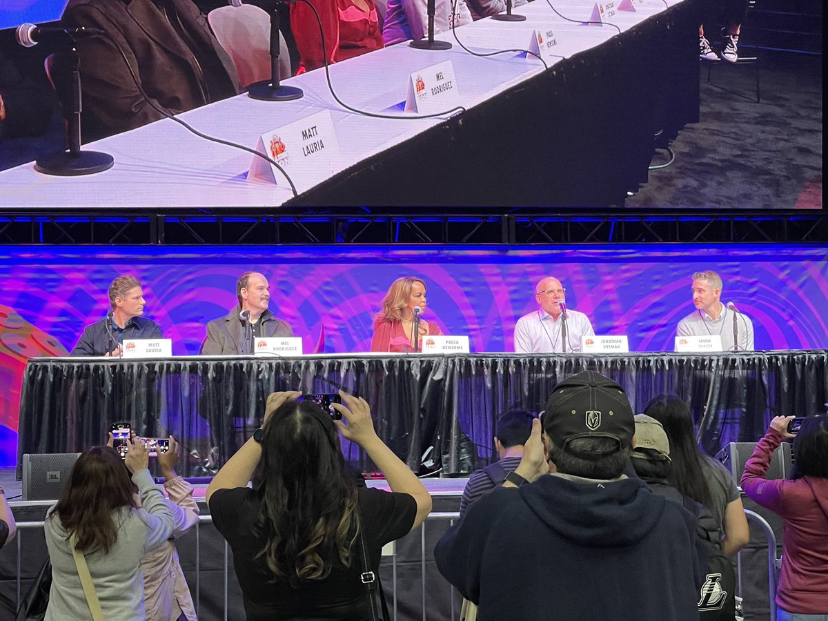 ThatsITLA's tweet photo. Some of the cast of @csivegas on stage at #LAComicCon talking about the revival and season finale of the show. @SanitySpace #csivegas #jasontracey #jonathanlittman #mattlauria #paulanewsome #melrodriguez #csi #lasvegas https://t.co/M7h6kqFjPx