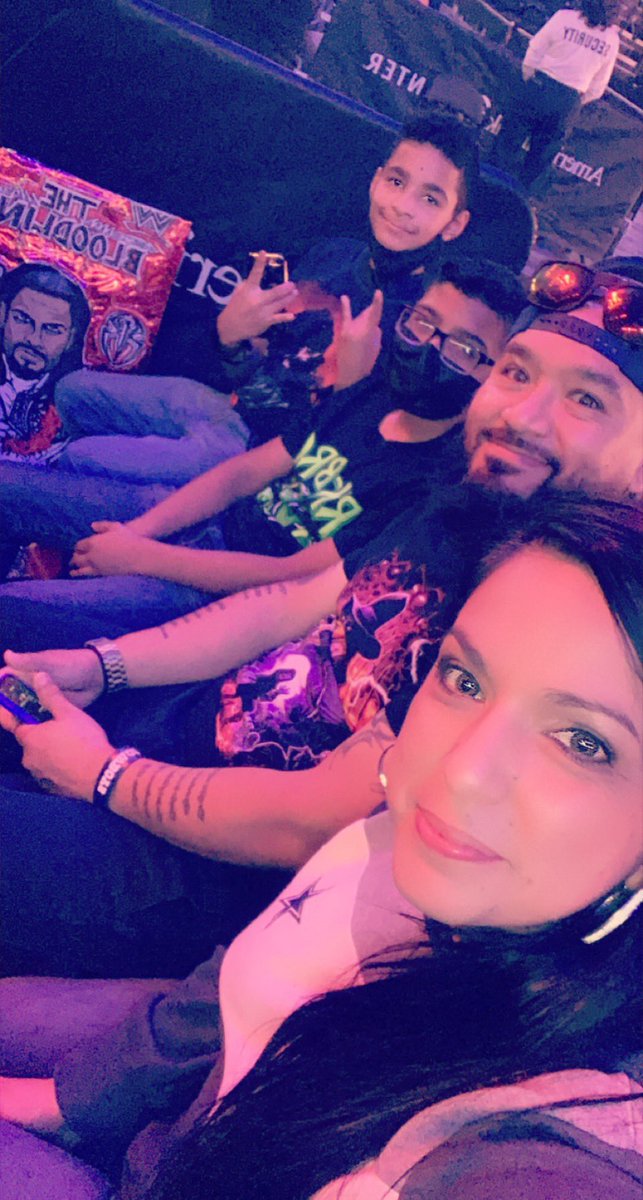 laura33gm's tweet photo. Super show holiday tour with @Airforce22s @WWERomanReigns https://t.co/yoZs3Fsmsn