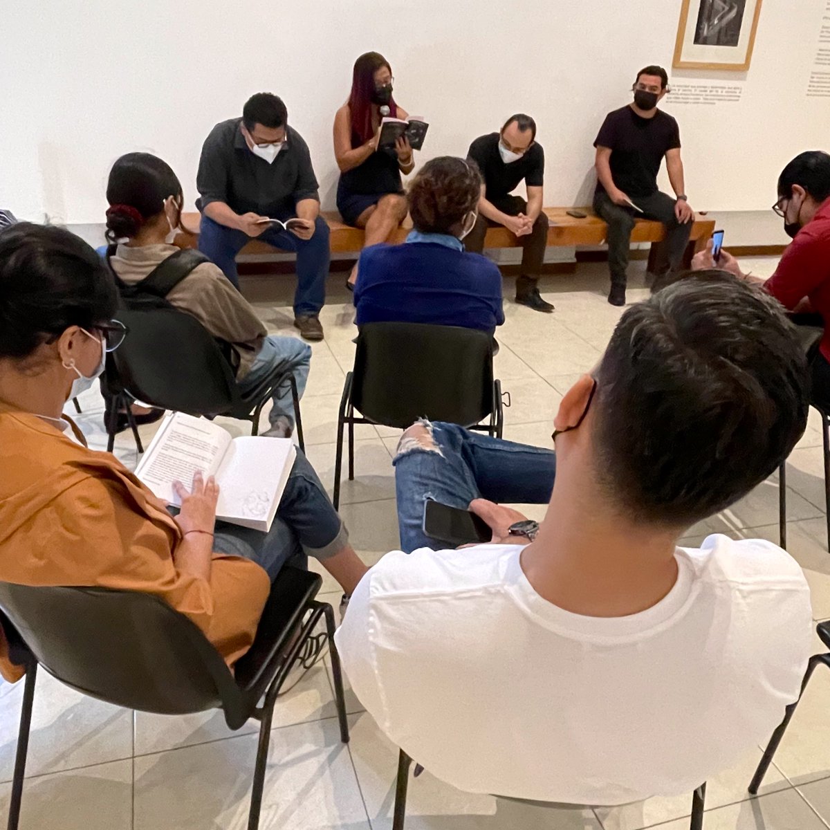 Museo_Marte's tweet photo. Esta tarde tuvimos la oportunidad de escuchar de la voz de sus autores algunos de los cuentos de “A la buena de Dios” una publicación de @Cristosal sobre historias de migrantes. Además la ilustradora @yeahndrea explicó su proceso de creación para ilustrar cada uno de los cuentos. https://t.co/lgBautXm5D