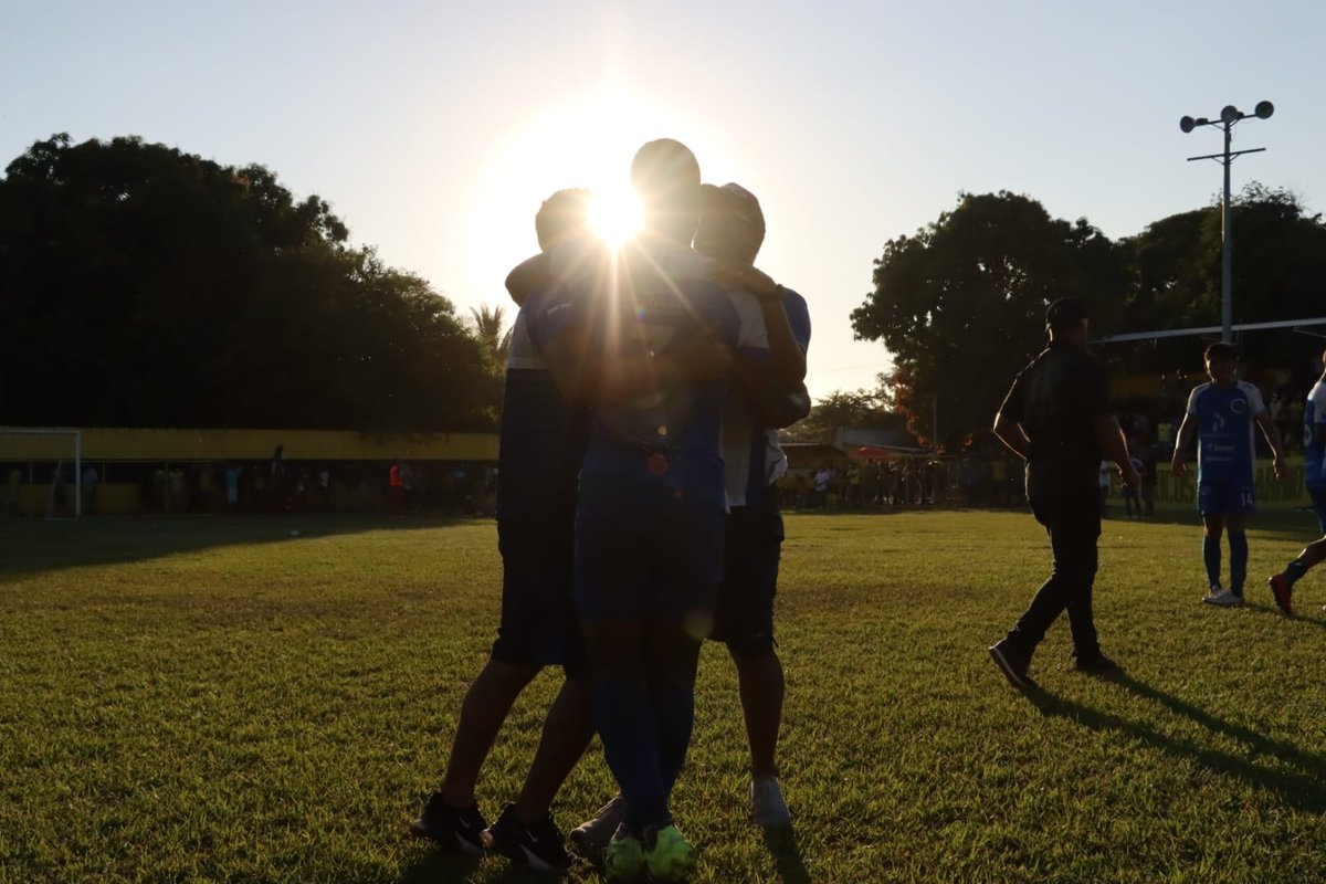 DeportesC10's tweet photo. Con mucha emoción, los jugadores del #InterSS celebran el resultado obtenido en este partido de @LaSegundaSV. https://t.co/wQVnCgQYpQ