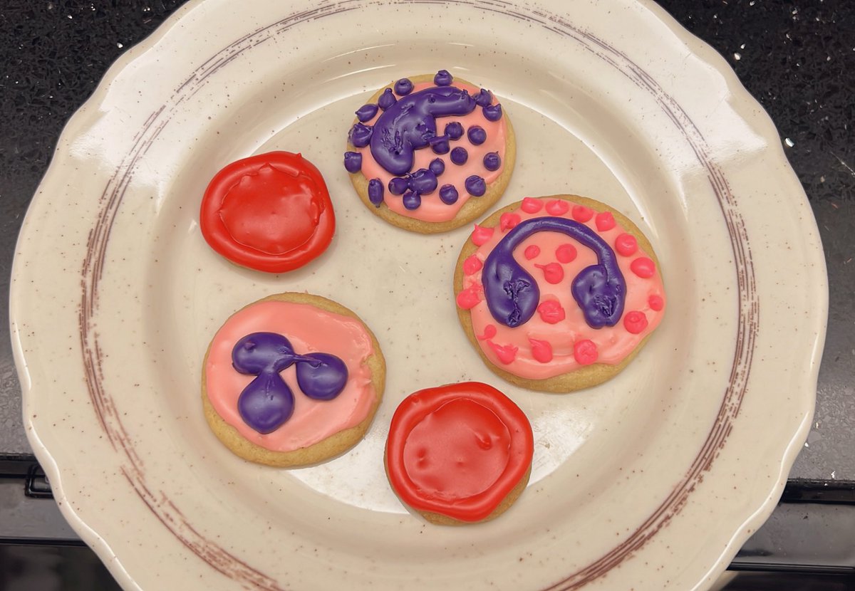 PedsHemeDoc's tweet photo. ASH is coming up
Time to try blood cell cookies
Piping needs some work

#ASH21 #ASHaiku https://t.co/99QM1AAaPb