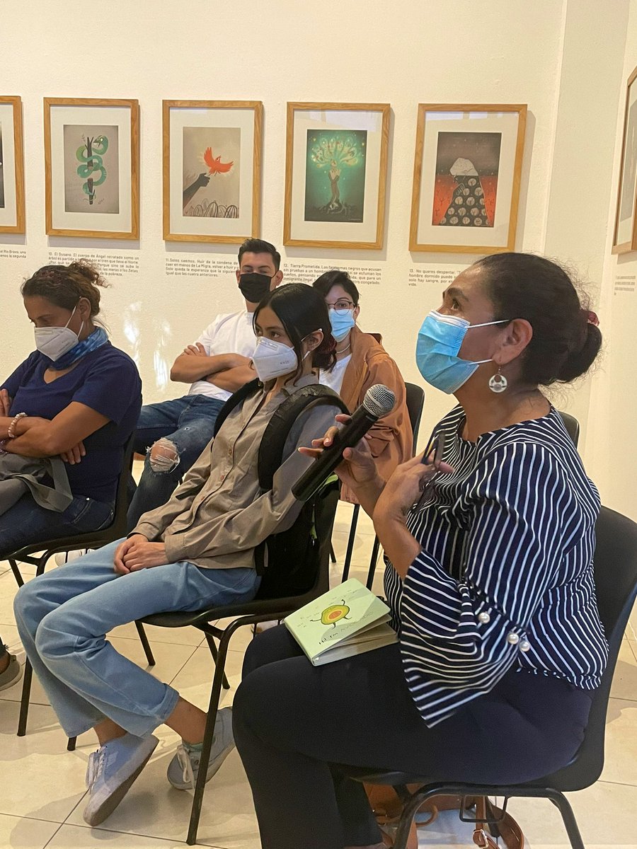 Cultura_DES's tweet photo. #DeCultura Autores de «A la buena de Dios», compartieron, en el Museo Marte, algunos de sus cuentos inspirados en historias de migrantes. 🗣️📚
📸: @Museo_Marte 
@LaMoscaAzulsv @Cristosal @elsalvador @yeahndrea https://t.co/YA9O3qYwch