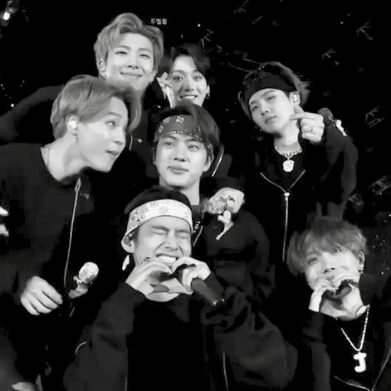 cncowitcher's tweet photo. Vocês são meus planetas, eu sou só uma Lua para vocês 🌑💫

#ARMYSelcaDay #ARSD @BTS_twt https://t.co/LiXKPxHu7E