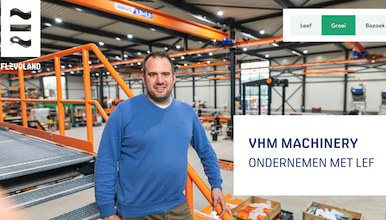 Win4All_FL's tweet photo. Rik van Hees van VHM Machinery zoekt altijd naar mogelijkheden. ‘We stonden 75 jaar geleden met zijn allen tot onze knieën in de klei en we zijn altijd een stap naar voren blijven zetten. Je vóelt deze mentaliteit nog steeds.’ https://t.co/MHOXZZoVjG
#flevoland #duidelijkanders https://t.co/oQ9qGqydDR