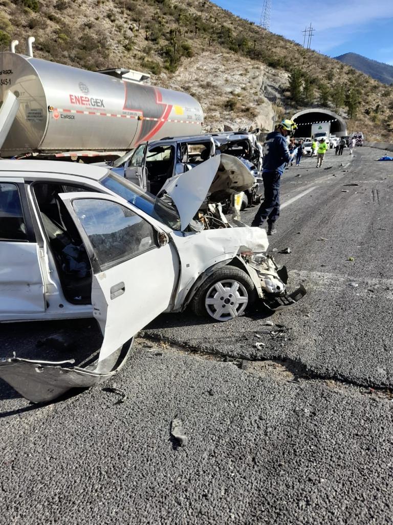 SigloCoah03's tweet photo. Tras quedarse sin frenos, un trailer embistió al menos 10 vehículos sobre la carretera 57 saliendo del puente del Tramo Los Chorros, se reportan 4 muertos y por lo menos 15 personas lesionadas #Arteaga https://t.co/OyTMnVg55u