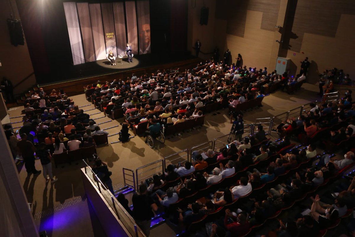 SF_Moro's tweet photo. Obrigado, Recife! Foi muito bom estar com vocês e poder conversar sobre o meu livro “Contra o Sistema da Corrupção”. Até breve! https://t.co/IcjtgP65ju