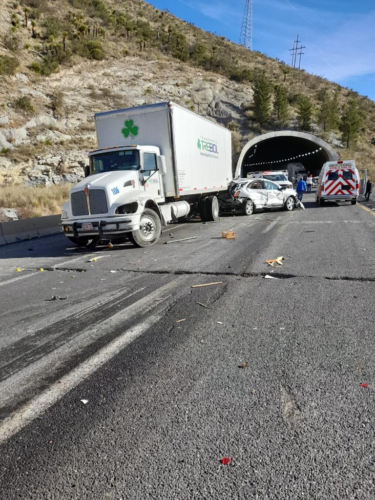SigloCoah03's tweet photo. De acuerdo con los primeros informes, 17 personas, entre ellos un menor, fueron trasladadas a hospitales de #Saltillo, tres de ellos de gravedad #Arteaga @BomberosArteaga @GN_Carreteras  @FGECoahuila en el lugar https://t.co/sAzV906Im8