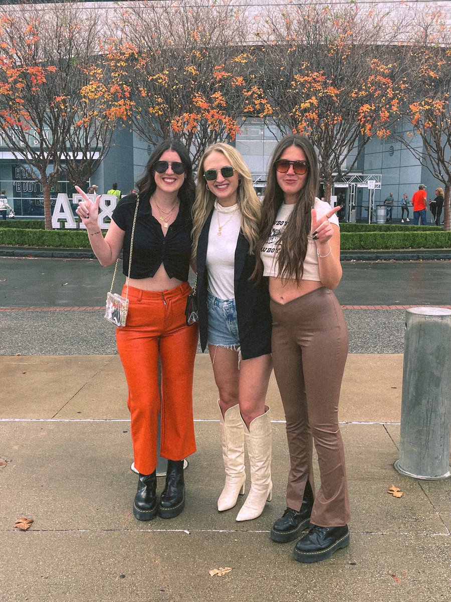 marinmmcc's tweet photo. Besties 4 life @courtneylowe5 @rileyschenk_ https://t.co/bRRIAgP07C