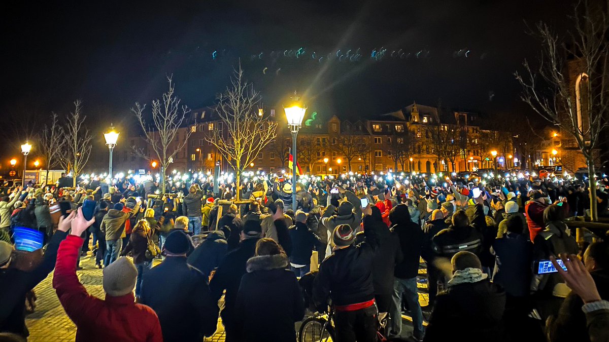 JeanPascal_Hohm's tweet photo. Kleine Randnotiz zum ersten Abendspaziergang in #Cottbus:

Die Veranstaltung war die wahrscheinlich größte #Freiheitsdemo in #Brandenburg seit dem Wendejahr 1989, aber bisher hat kein Mainstream-Medium überhaupt über #CB0412 berichtet.

Darum: Alle nach Cottbus! Alle zu #CB1112! https://t.co/h3XdImP3Zl