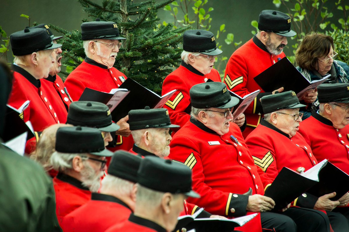 Huge fun to be back singing Christmas carols at the Pear Tree Cafe with the <a href="/RHChelsea/">Royal Hospital Chelsea</a> Pensioner Singers. Even the rain didn’t dampen our enthusiasm! Thank you to everyone who came to support us, it was amazing to see such a large crowd! Happy Christmas 🎄