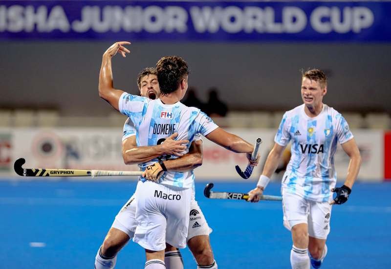 AndresPando_'s tweet photo. Los Leoncitos le ganaron la final a Alemania y salieron campeones del Mundial en India. Estos pibes volvieron a poner al hockey argentino en lo más alto. Sigan festejando. #JWC2021 https://t.co/HEETinmPfl