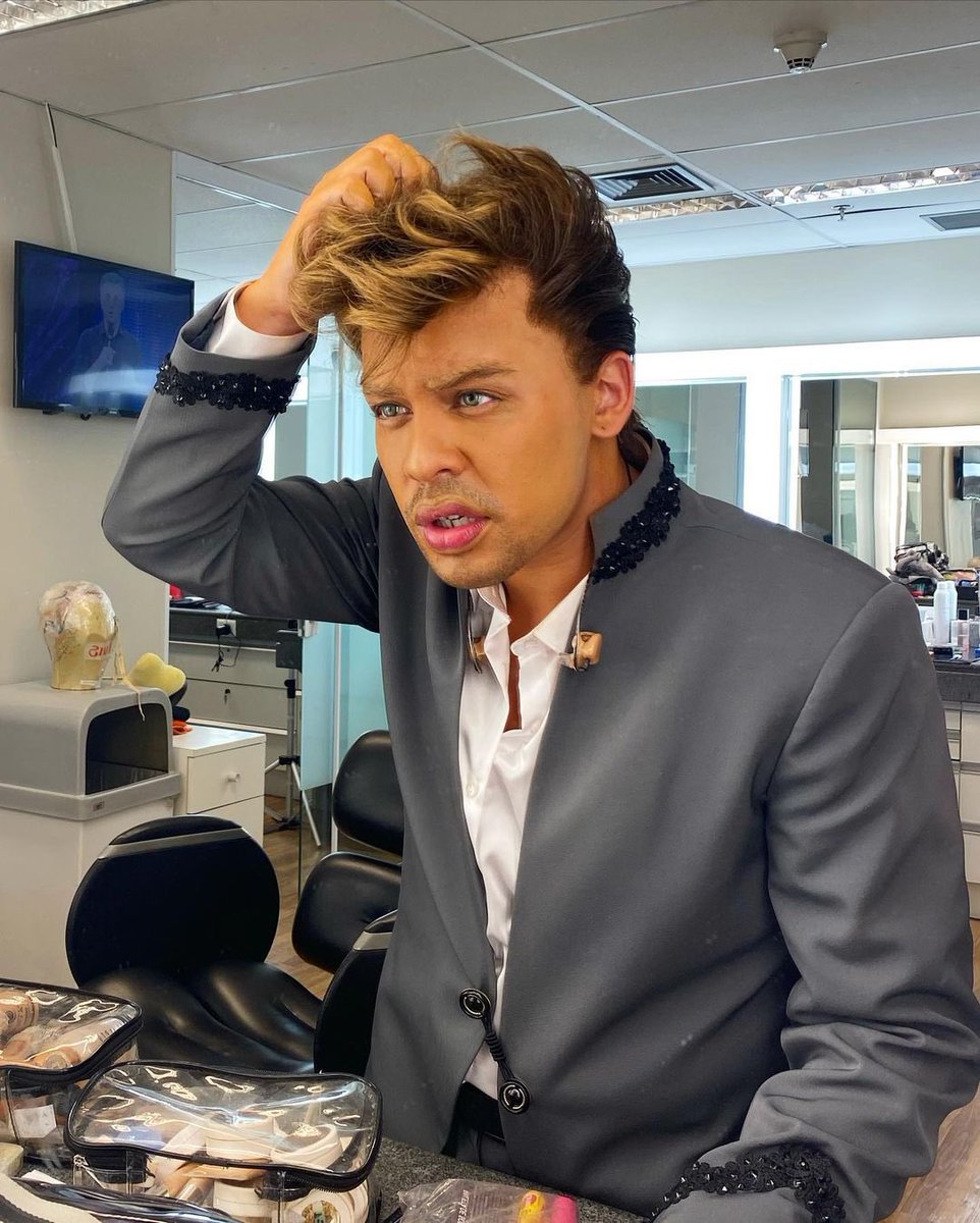 gloriagroove's tweet photo. EL SOL DE MÉXICO! 🌞 que prazer homenagear o grandioso Luis Miguel no #ShowDosFamosos https://t.co/nYvi1EMsyY