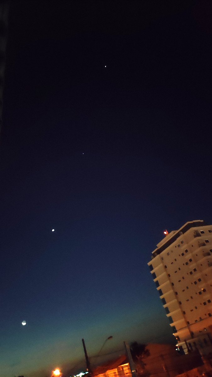 MonicaBrisot's tweet photo. @Astronomiaum Alinhamento de Lua, Vênus, Saturno e Júpiter. 🌘🪐🌃 https://t.co/wNn6lqqQ1g