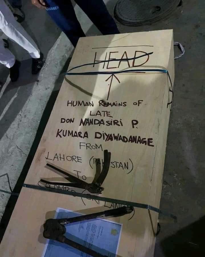 shanki_thewitch's tweet photo. "Human remains " .. මොනම විදීහකට හෝ මරණයට පත්වෙන කෙනෙක්ට අවම  ගෞරවයක්වත් දෙන්න මුංට හිතෙන්නේ නෑද ? මේ රටවල තානාපති කාර්යාල මොකටද ? වෙච්ව දේ හැටියට කාඩ්බෝඩ් පෙට්ටියක දාලා එව්වත් පුදුම වෙන්න දෙයක් නෑ හැබැයි .

#ShameOnPakistan https://t.co/1HcvjI8d4c