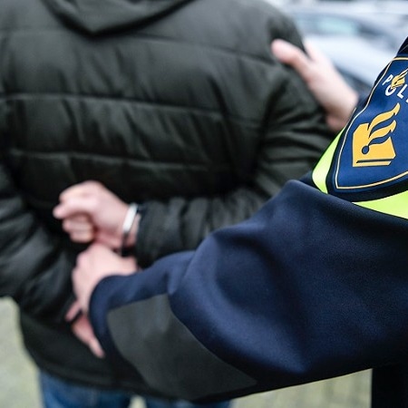 De politie heeft zondagmiddag op een hangplek in Roosteren een man aangehouden. De man had een door de rechter opgelegde taakstraf niet voldaan  en moest nu drie dagen de gevangenis in. Over de jeugd op de hangplek komen vaker klachten binnen.  #wijkagent #politiewerk #hangjeugd
