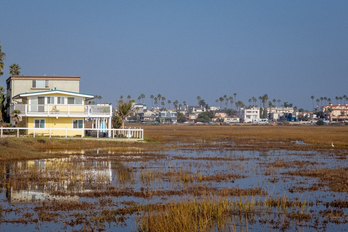 WilliamBay's tweet photo. Bonus pic. Taken today during #KingTides
I used to date a girl that rented that yellow house. It was remodeled a few years ago after being flooded by King Tides and a storm surge.
At some point the first floor will be permanently flooded due to sea level rise.
#KingTidesProject https://t.co/ImIZTiKwkh