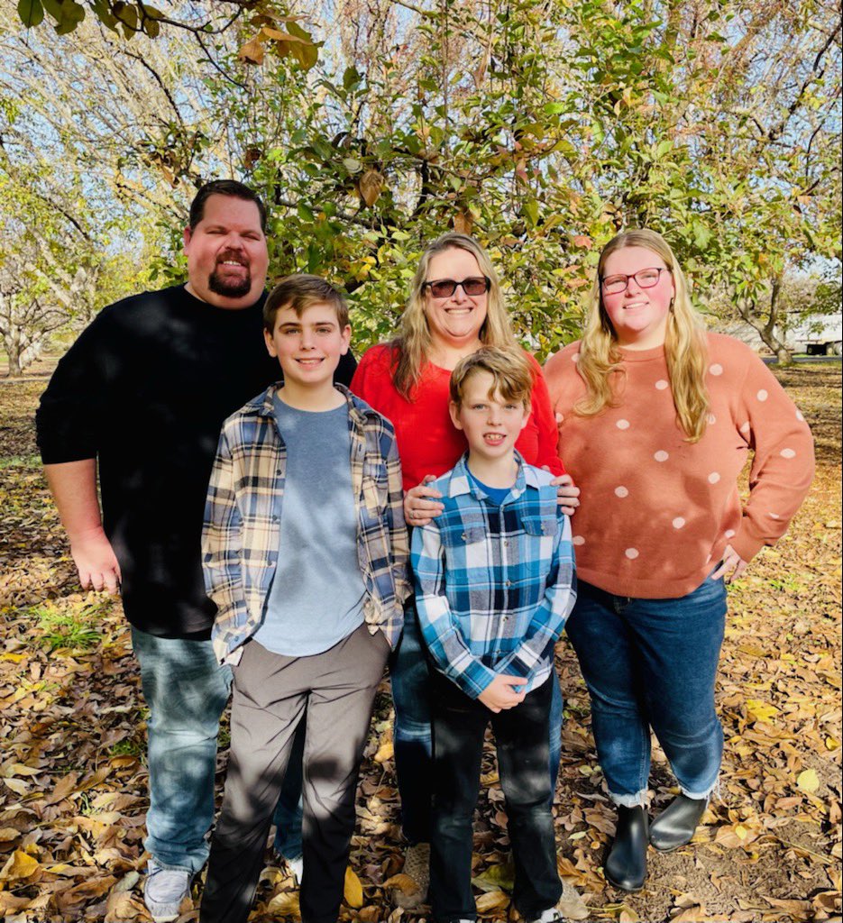 SM_Kim_8975's tweet photo. Family picture! My kids are growing up too fast! #8975Proud #HDMom https://t.co/FzJwlddis9