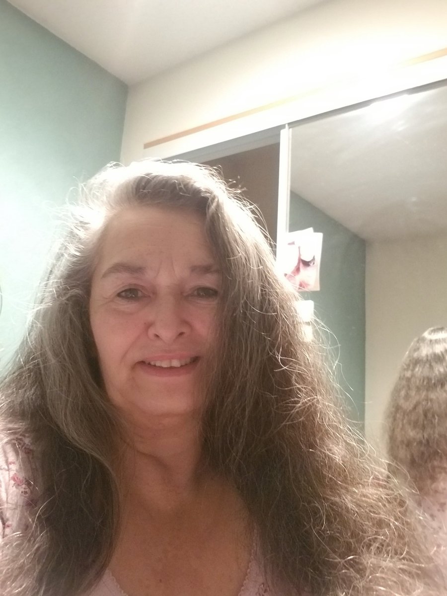 TEaglebear's tweet photo. @TheEllenShow @TheEllenDeGen11 @TheKalenAllen @official_tWitch How do I get to enter the new car contest please and thank you https://t.co/4YFINL7yNf