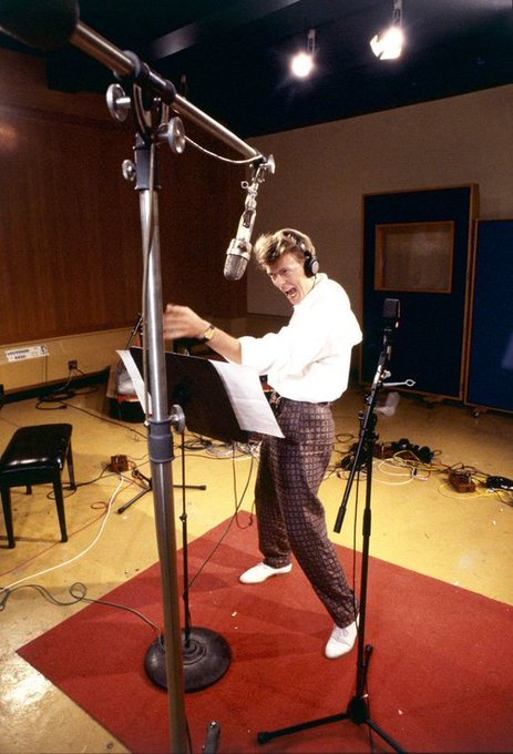 crockpics's tweet photo. David Bowie recording the Labyrinth soundtrack, 1985 https://t.co/uqeyVvw3Ts