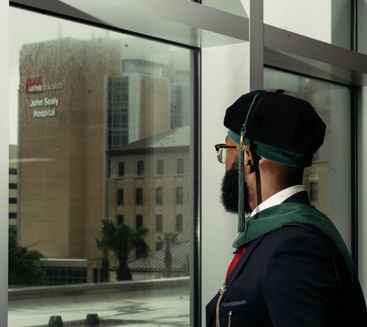 PrestonIgweMD's tweet photo. Today marks 6 months since I graduated from medical school, fulfilling a dream a lifetime in the making. I’m getting exceptional training and taking care of people at their most vulnerable moments. It’s truly a blessing!
#MedTwitter #BlackMeninMedicine https://t.co/KBhvFQJW6O