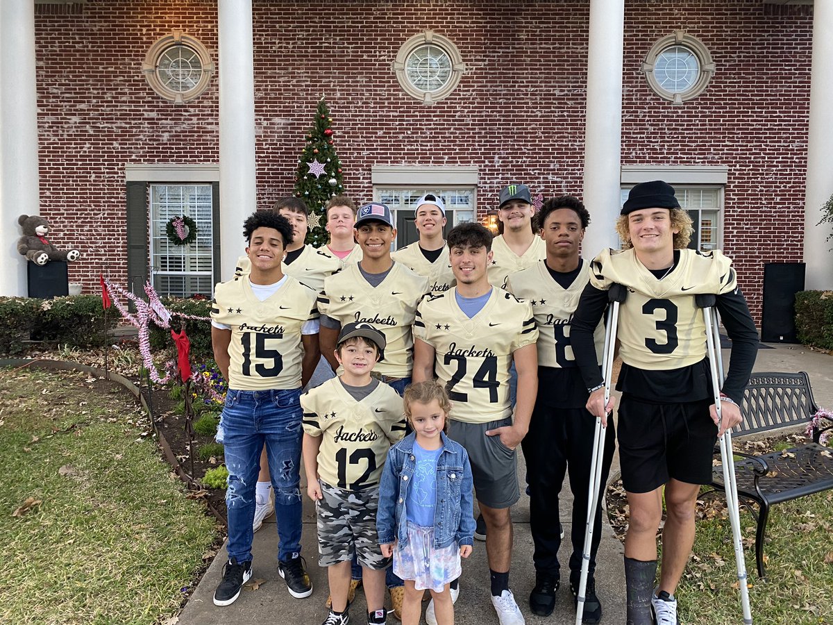 CleburneFB_'s tweet photo. Never too early for a team to start servant leadership. Great opportunity today for the 2022 Jackets! #toydrive #jacketdna #ALLIN https://t.co/6LxxIJM5Ty