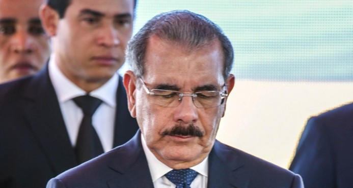 LeonardoJaquez's tweet photo. PEPCA no puede continuar perdiendo tiempo para allanar residencia del expresidente Danilo Medina. Auditorias de la Cámara de Cuentas lo incriminan directamente a él como la cabeza del entramado mafioso corrupto que saqueo arcas públicas.-
#JaqueMate https://t.co/nuD2zolGMd