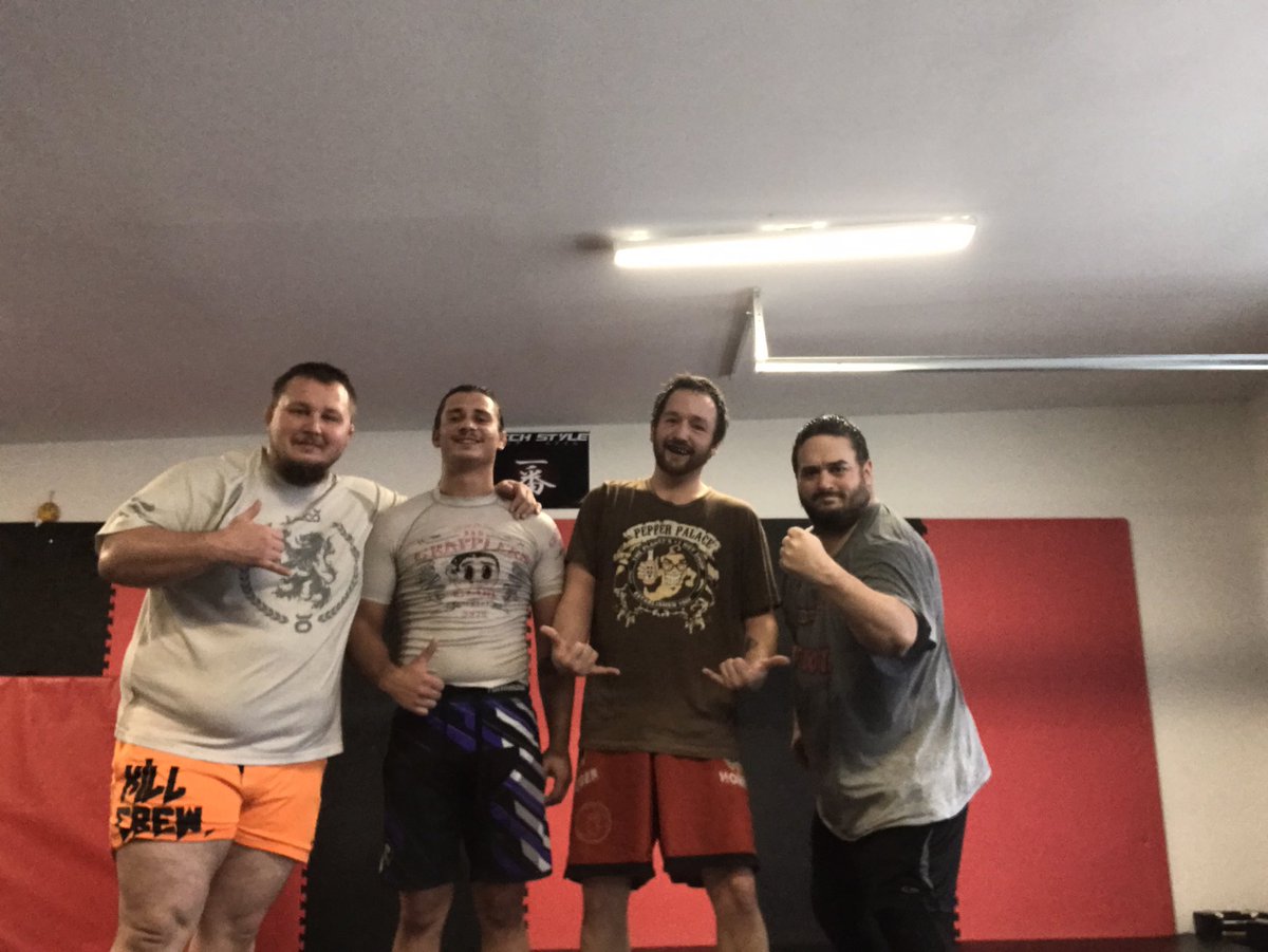 leglock83's tweet photo. We had great Sunday training today. 3hours on the mats. Kettle bell pull up hindu push up circuit, lots of rolling and lots of drilling. Loads of sweat #TeamHoneyBadger #CatchStyle #JiuJitsu #SubmissionWrestler https://t.co/EpXMLqpMFM