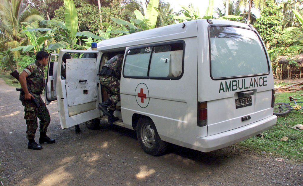 Dandhy_Laksono's tweet image. Konvensi Jenewa 1949 melarang pihak yang berperang menyerang target sipil seperti sekolah atau fasilitas kesehatan.

Sebaliknya, fasilitas itu juga tak boleh digunakan untuk kepentingan militer.

Ambulans berplat baja diisi pasukan bersenjata di Aceh Besar (2004).

Foto: Acehkita