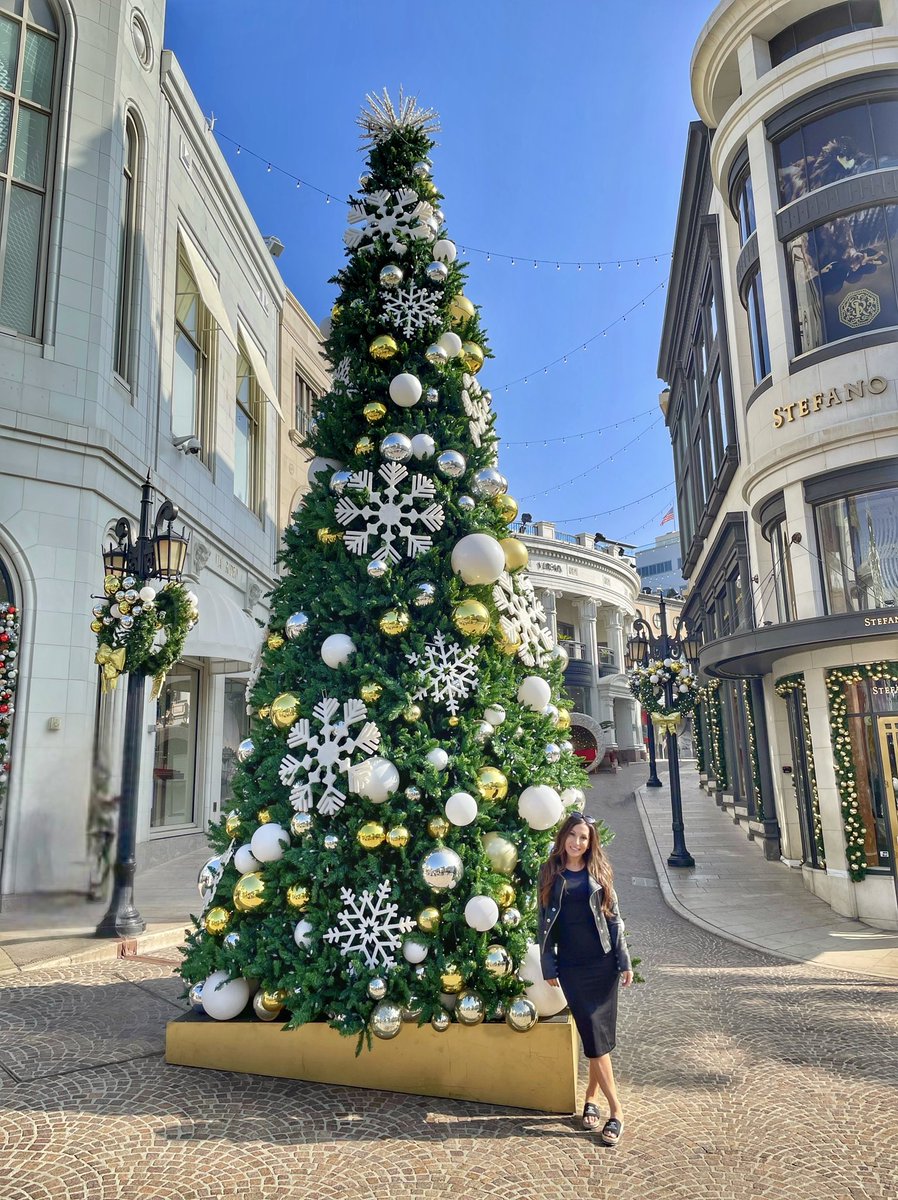 NatashaGargiulo's tweet photo. A Very Glam Christmas on Rodeo Drive 🤩🎄Gorgeous festive decor but this 🇨🇦girl still loves Christmas w/❄️☃️Would you agree?
#tistheseason #rodeodrive #rodeodrivebeverlyhills #rodeodrivechristmastree #weekendinLA #laatchristmastime https://t.co/WoNSsFogax