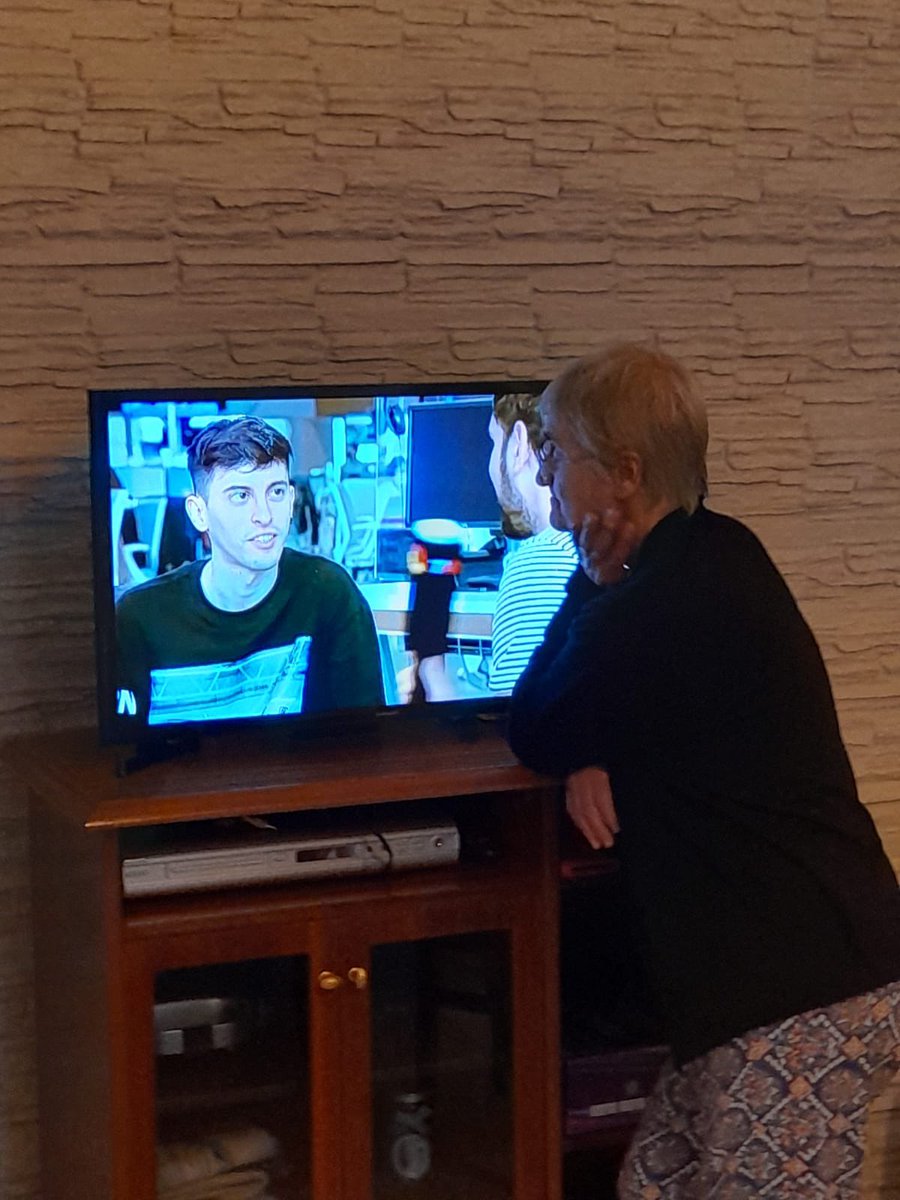 mi abuelita, ella ve bien jfiqjf, pero se re acercó al tele la amo 🥺❤️