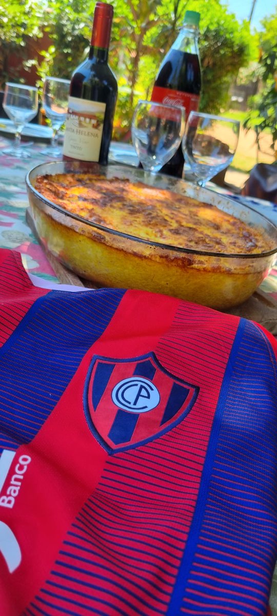 luusamud's tweet photo. #FutbolerosxTS hoy con la familia ,chipa guasu , y cerro en la mesa, no podía ser mejor💙❤💙❤ https://t.co/MpYRHpkery