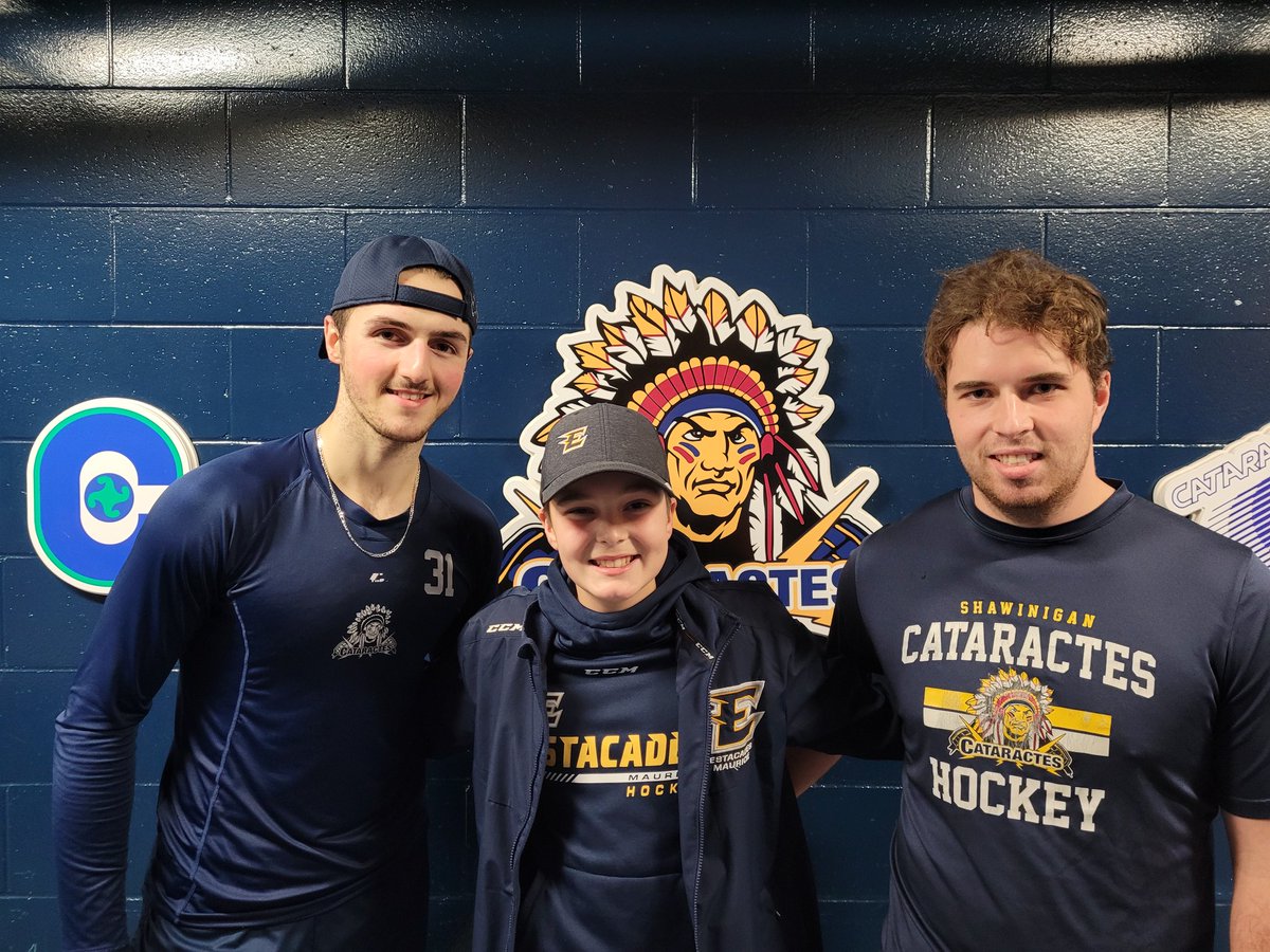 guetteux's tweet photo. Merci à Charles-Antoine Lavallée et Antoine Coulombe des @Cataractes_Shaw d'avoir pris le temps de discuter avec Timothy Dubuc des @EstacadesHockey M13Élite aujourd'hui après le match #beausouvenir https://t.co/GlSqE9Fo9v