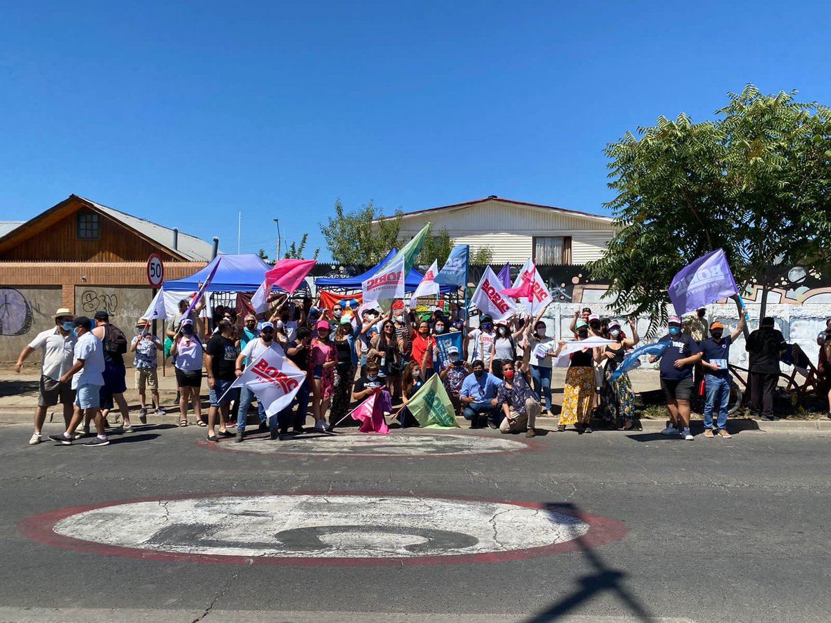 DamaCriptonita's tweet photo. Comenzando la campaña de #boricpresidente carabana, volanteo y puerta a puerta, muy entusiasmada con este desafío. #comandoboric #comandoboricprovidencia https://t.co/mv6JdAo4FQ