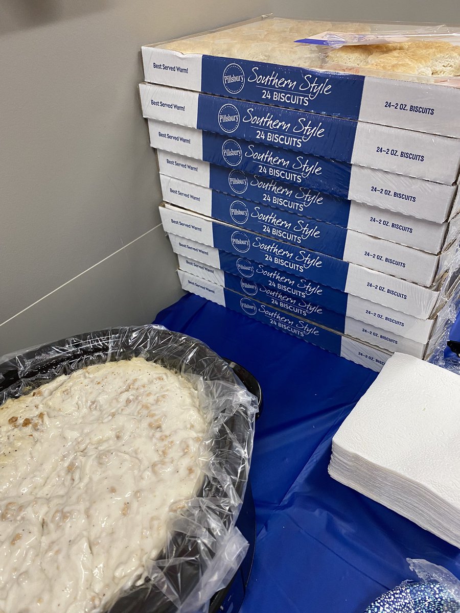 AngieSanchezETL's tweet photo. #2303spreadingGlee Back by popular demand…Biscuit’s and gravy to fuel the team on a busy Sunday. #R100Cares @ETLAustin @katie_konopasek @CarieBusboom @sandvoldmichael @stevenfosterta1 https://t.co/Cxe2rs5y2B