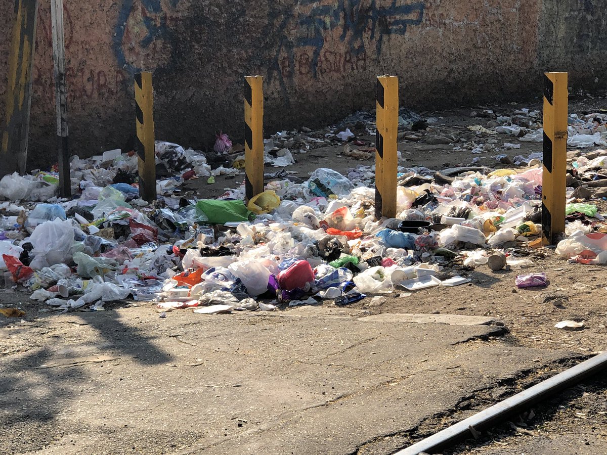 juan_yeah's tweet photo. @AlcaldiaMHmx @mauriciotabe @GobCDMX @SEDEMA_CDMX @TramsyServCDMX @SSPCMexico atención para la alcaldía Miguel hidalgo para la colonia Tacuba calle mediterraneo y ferrocarril nacional calles como basureros muchas patrullas ninguna sanciona por tirarla, que medidas adoptarán?? https://t.co/qrrNSnk4W3