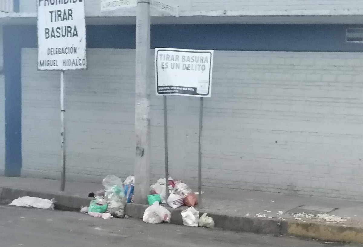 juan_yeah's tweet photo. @AlcaldiaMHmx @mauriciotabe @GobCDMX @SEDEMA_CDMX @TramsyServCDMX @SSPCMexico atención para la alcaldía Miguel hidalgo para la colonia Tacuba calle mediterraneo y ferrocarril nacional calles como basureros muchas patrullas ninguna sanciona por tirarla, que medidas adoptarán?? https://t.co/qrrNSnk4W3