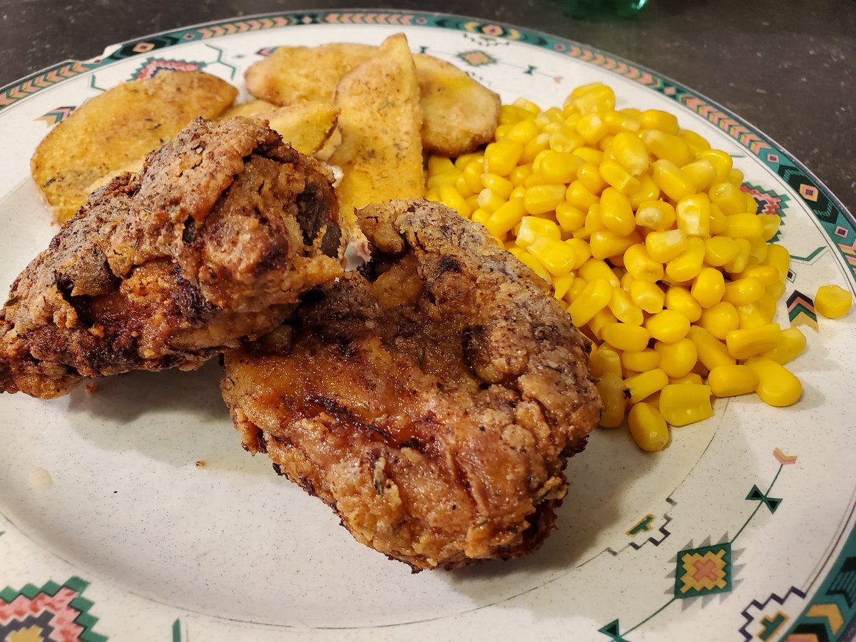 Pinlicious1's tweet image. Fried chicken with roasted potatoes  and corn