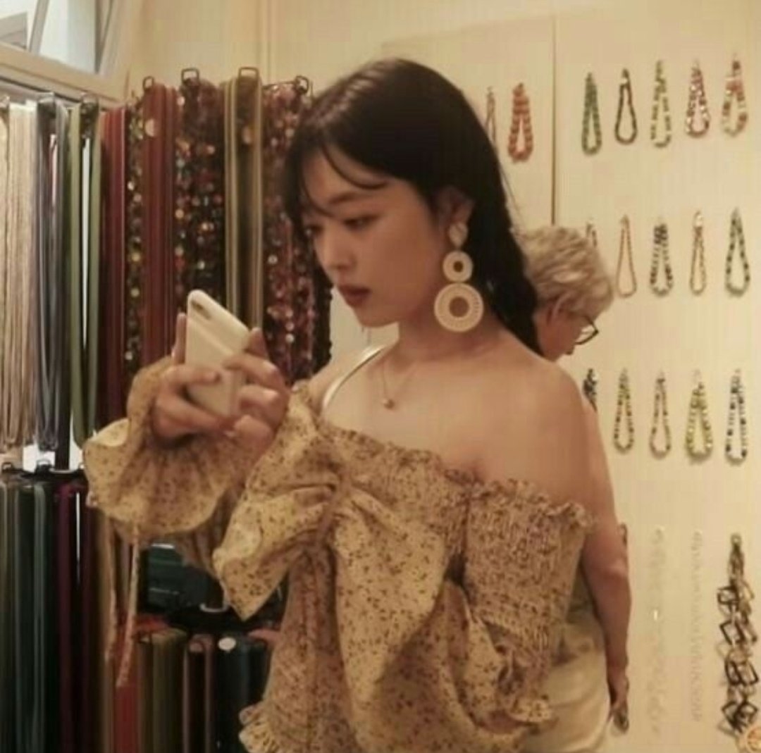 Sulliconejito_'s tweet photo. Que hermosa noche de Diciembre para recordar que hagan stream a Goblin #Sulli #streamgoblin #choijinri https://t.co/W1u8BWXFnB