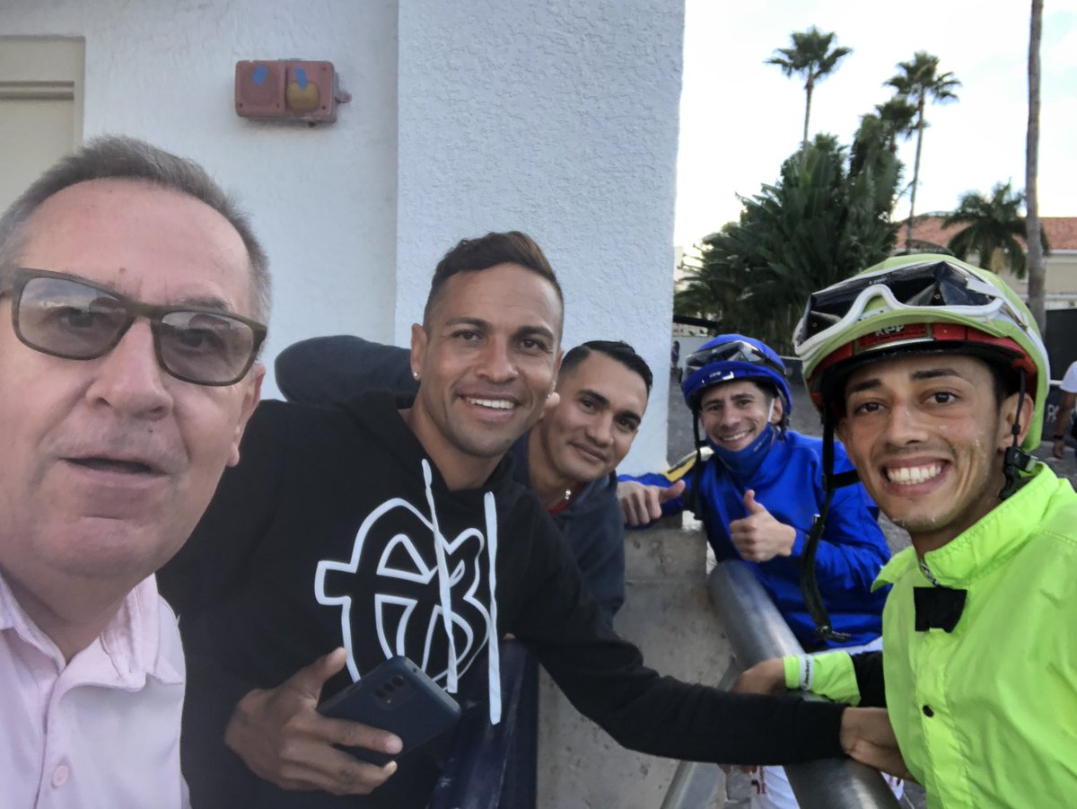 Con excelentes profesiones compartiendo desde el paddock en <a href="/GulfstreamPark/">Gulfstream Park</a> <a href="/zayas_edgardo/">Edgardo Zayas</a> <a href="/JuniorandKellyA/">Junior and Kelly Alvarado</a> <a href="/25Hender/">henderson gonzalez</a> <a href="/1982danielr/">Daniel Reyes</a> <a href="/killazo3999/">Jose Luis Iglesias</a> #Hipismo #hipismo #turf #jockey