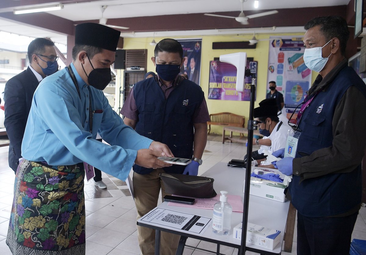hmetromy's tweet photo. #Satok #prnsarawak Calon Parti Keadilan Rakyat (PKR) bagi Dewan Undangan Negeri (DUN) Satok, Datuk Mohd Nor Irwan Mohd Nor ketika hadir di Pusat Penamaan Calon N.08 Satok di Dewan Dato Hajjah Juma’ani Sekolah Kebangsaan Rakyat Bolhassan hari ini. FOTO BERNAMA https://t.co/m3dN2ZCRCe