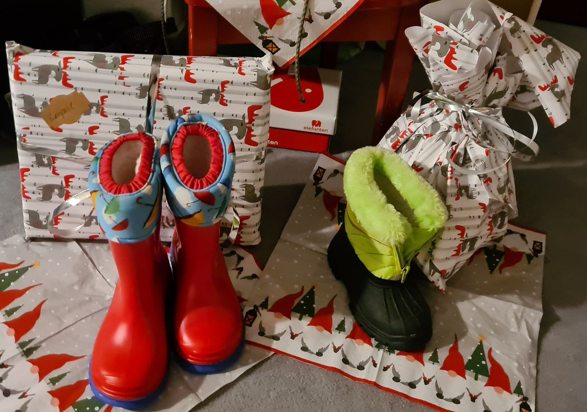 eltern2018's tweet photo. Mal schauen, ob den Kids dieses Jahr auffällt, dass der Nikolaus, der Weihnachtsmann und Mama &amp; Papa das gleiche Ikea-Geschenkpapier verwenden 🤔 https://t.co/V7NkX9bnpj