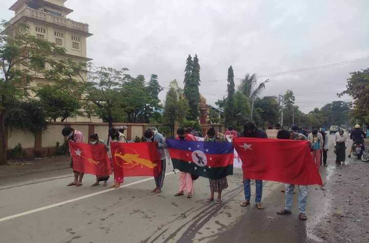 HsuChiKo1's tweet photo. Residents of Kalay, Sagaing Division marched on Nat Chaung Road (Bayintnaung Road) to protest against the Military by leading their 302nd of anti-coup protest.

FREEDOM FROM FEAR
#TerroristsJunta #Dec6Coup
#WhatsHappeningInMyanmar https://t.co/Q34bDXL6kd