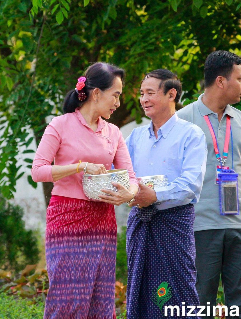MizzimaNews's tweet photo. သမ္မတနှင့် နိုင်ငံတော်အတိုင်ပင်ခံ ပုဂ္ဂိုလ်တို့ကို စစ်ကောင်စီက ထောင်ဒဏ် ၄ နှစ်ချ

နိုင်ငံတော်သမ္မတ ဦးဝင်းမြင့်နှင့် နိုင်ငံတော်၏ အတိုင်ပင်ခံပုဂ္ဂိုလ် ဒေါ်အောင်ဆန်းစုကြည်တို့ကို -
#WhatsHappeningInMyanmar
#mizzimanews
https://t.co/trfff3WHYG 

See more - https://t.co/xktbrBtEe3 https://t.co/EurKjiWmoX